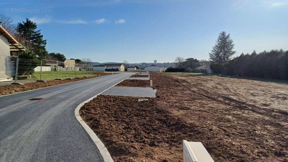 Terrain à SAINT-YRIEIX-SUR-CHARENTE
