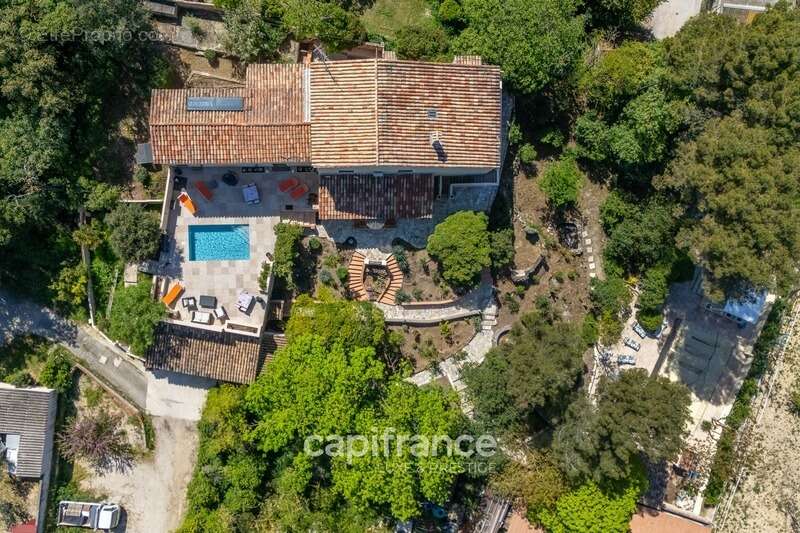 Marseille 11ème La Valentine/St Menet, Maison de 300m2 sur un Terrain de 2700m2 avec deux piscines, dépendances et garages - photo 33