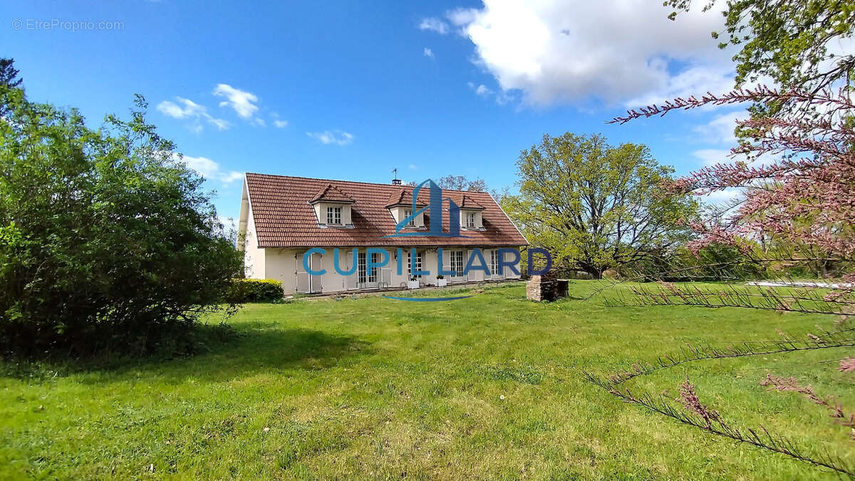 Maison à COMMELLE-VERNAY