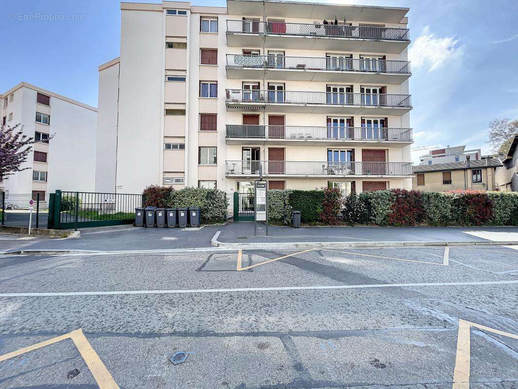 Appartement - 3-4 chambres - Balcon - Cave - Garage - Proche toutes commodités - photo 16