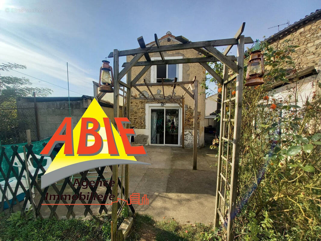 Photo 1 - Maison à LE BUSSEAU