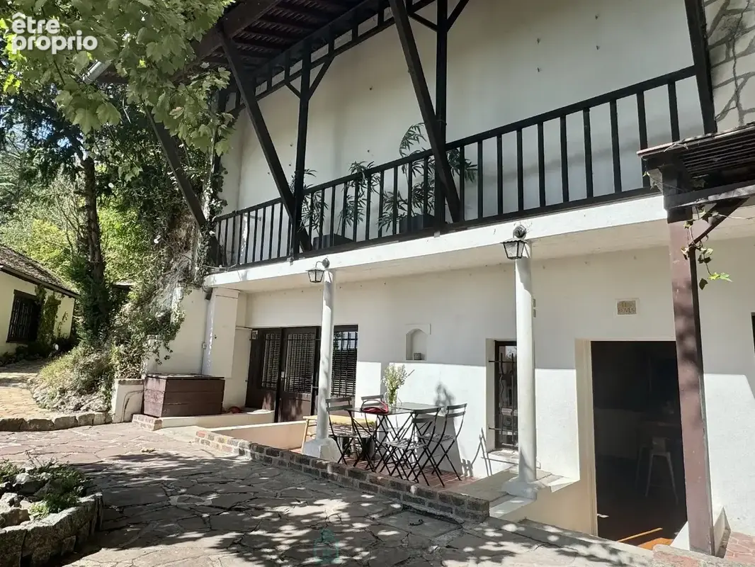 Vivre dans la roche, au cur de La Roche-Guyon : une maison singulière pour ceux qui cherchent tout sauf une maison ordinaire. - photo 2