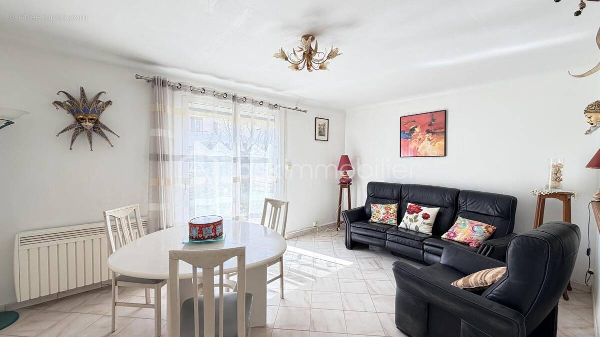 Maison à PEZILLA-LA-RIVIERE