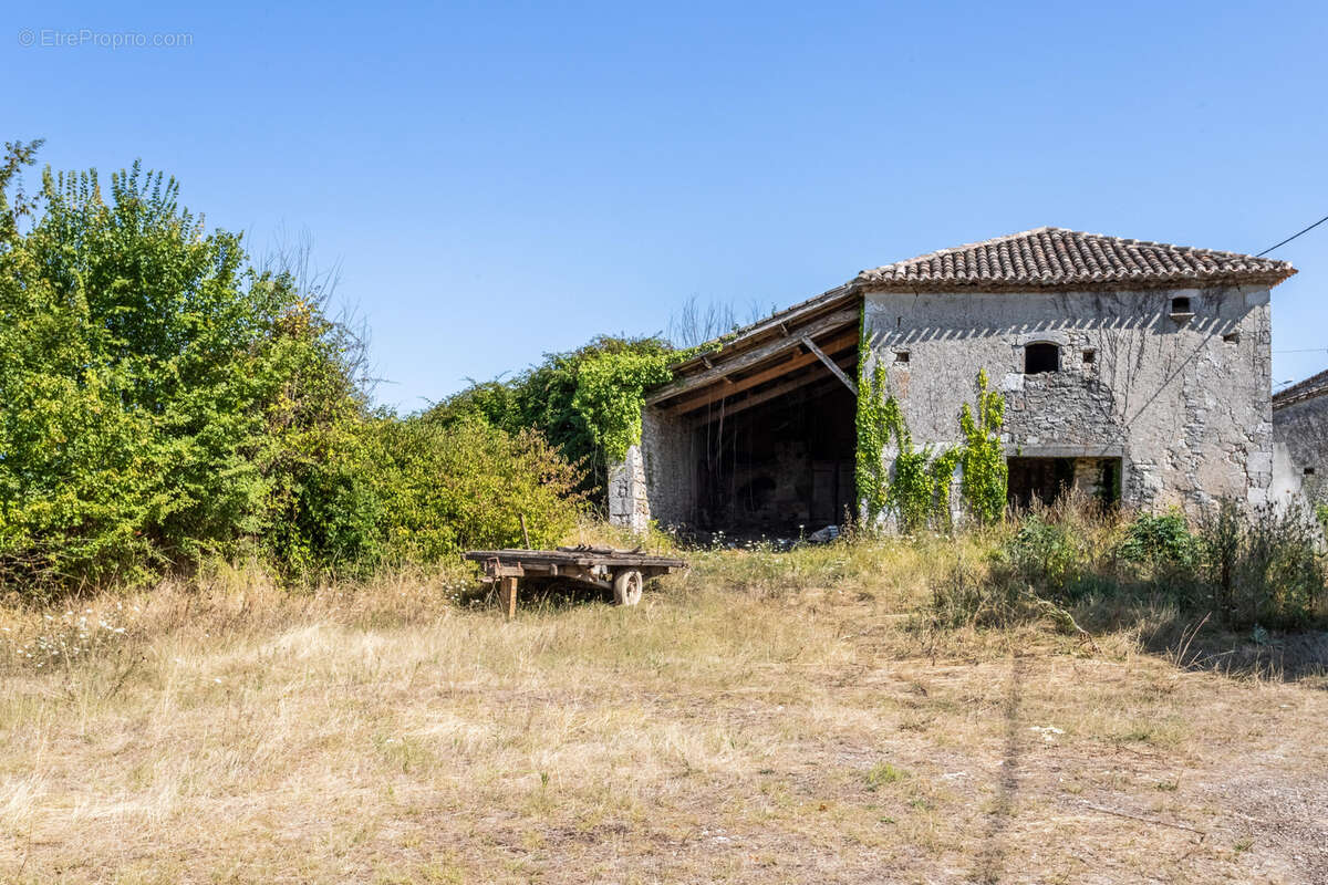 Maison en pierre à renover avec 3 granges - photo 17