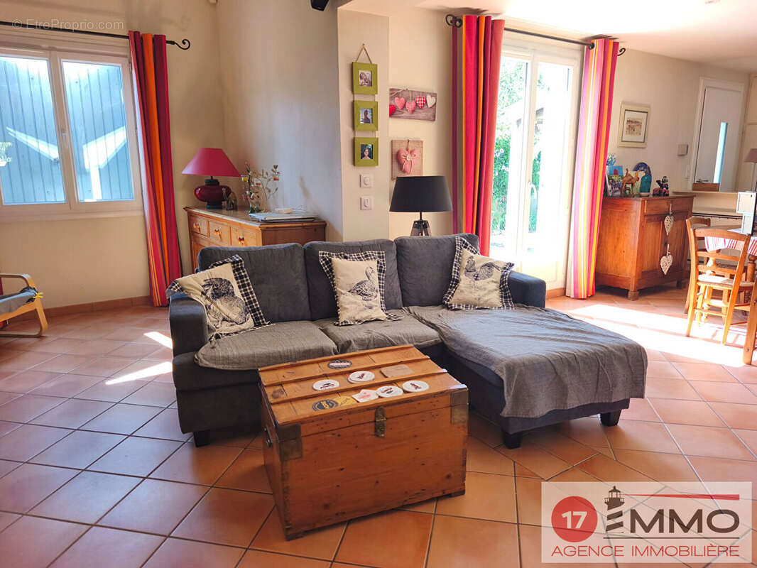 Maison familiale avec piscine, double garage et nombreuses dépendances - photo 5