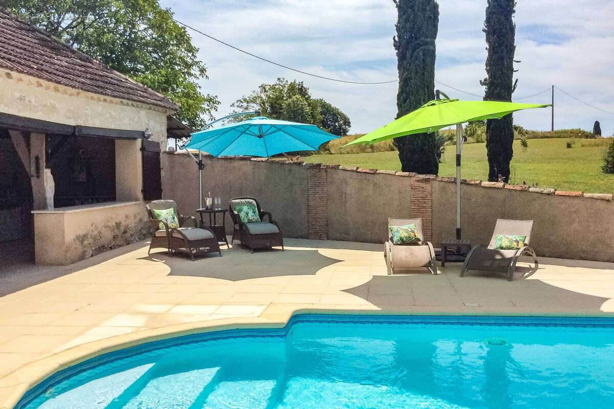 Maison de campagne avec piscine, dépendances, grange, terrain. - photo 11