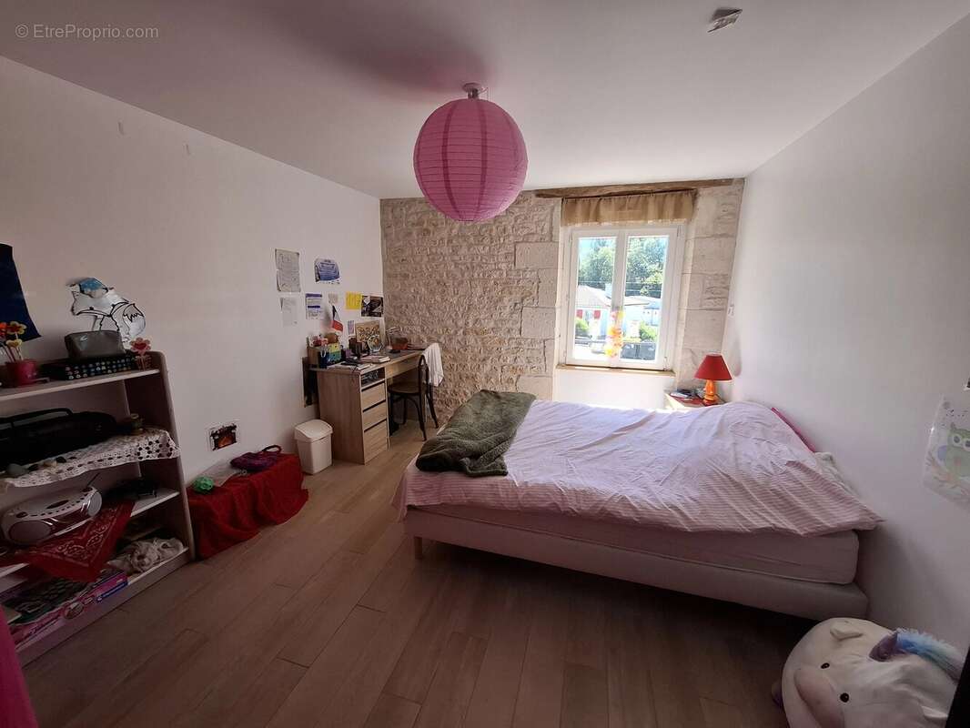 Maison familiale impeccable de 4 à 5 chambres, idéalement située à quelques minutes à pied de toutes les commodités. - photo 10