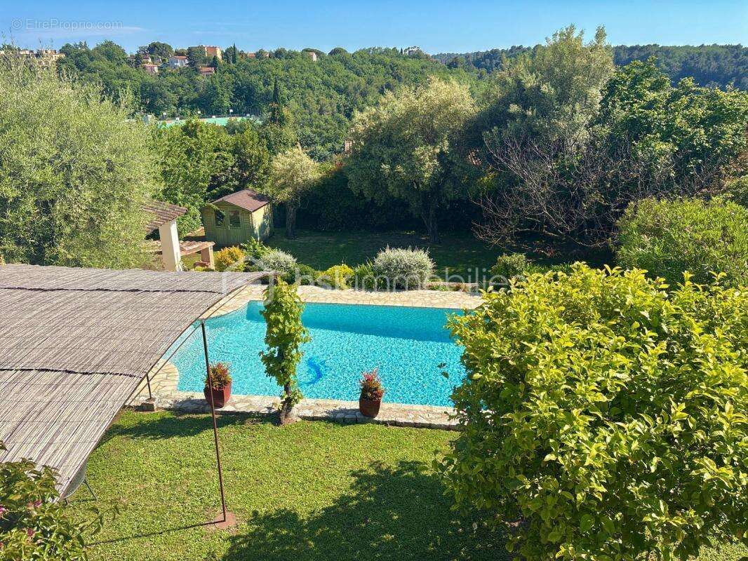 Vence – Élégante propriété de 210 m² avec piscine, jardin paysager et potentiel de 5 chambres - photo 20