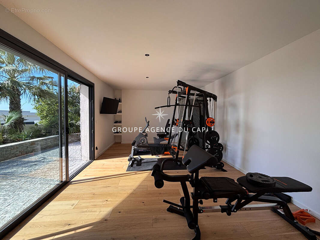 À vendre villa contemporaine de 350m² 8 pièces avec vue mer, à pied des plages et des commerces des issambres - photo 17