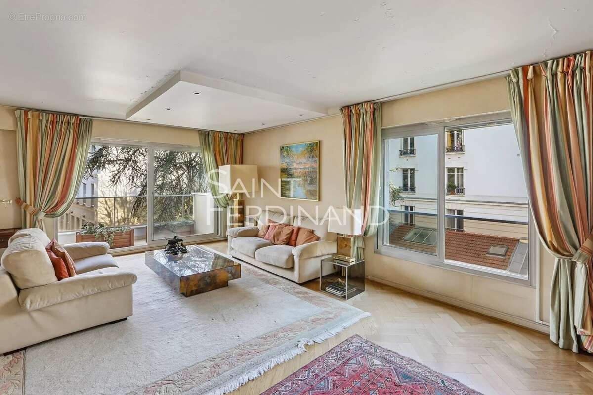 Appartement à NEUILLY-SUR-SEINE