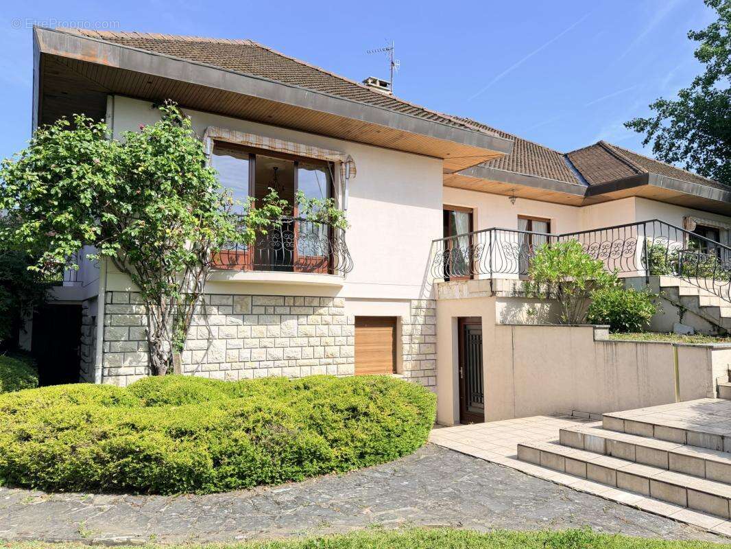 Divonne-les-Bains Centre Ville - Maison 6 chambres de 424 m2 - photo 3