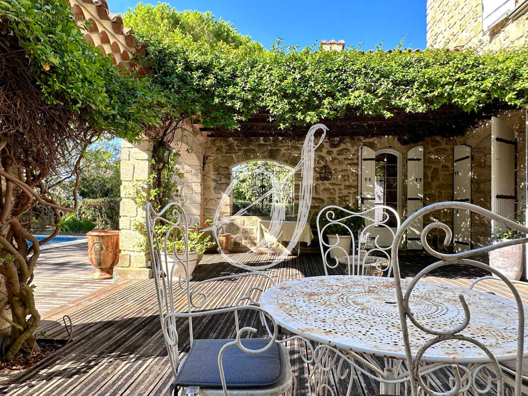Maison de charme de type 5, 4 chambres avec piscine, garages sur plus de 1 000 m2 de terrain à Juvignac - photo 8