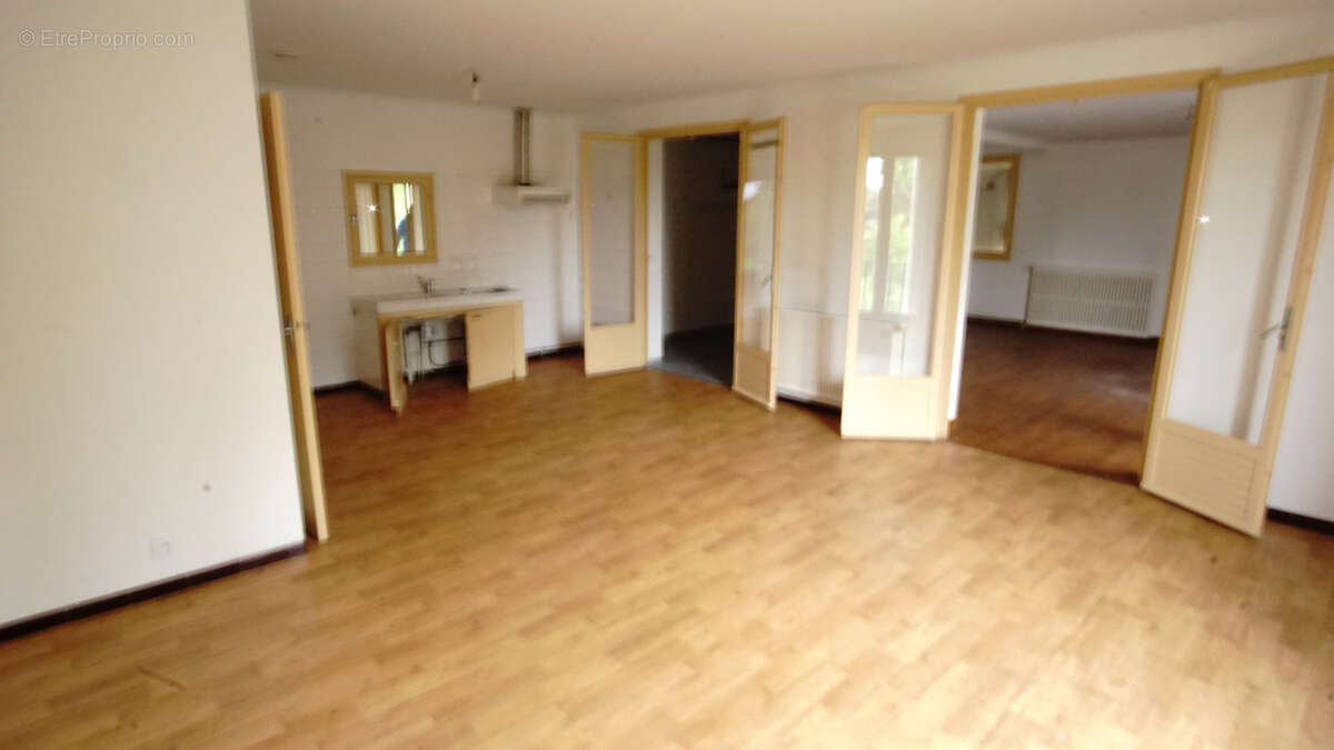 Local commercial - photo 12