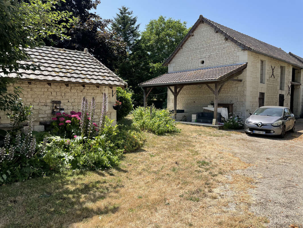 Propriete de caractere avec superbe dependances en pierre- le tout clos de murs - photo 3