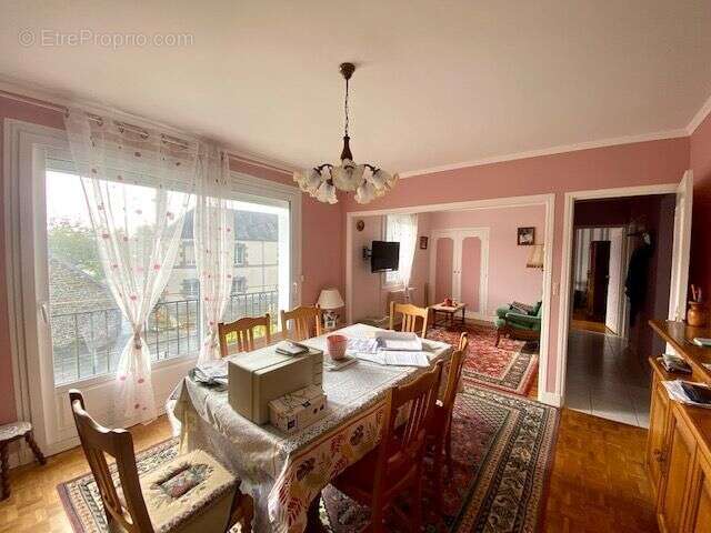 Maison à CONDE-SUR-VIRE