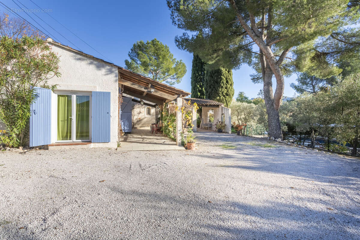 Maison à SIMIANE-COLLONGUE