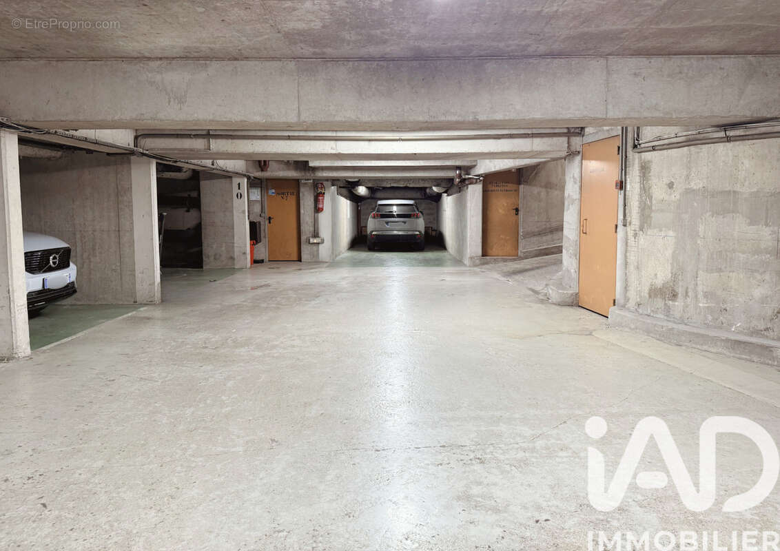 Photo 3 - Parking à PARIS-20E