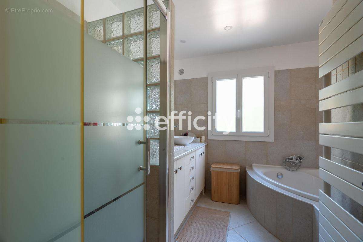 Maison 113 m² à Greasque  - photo 11