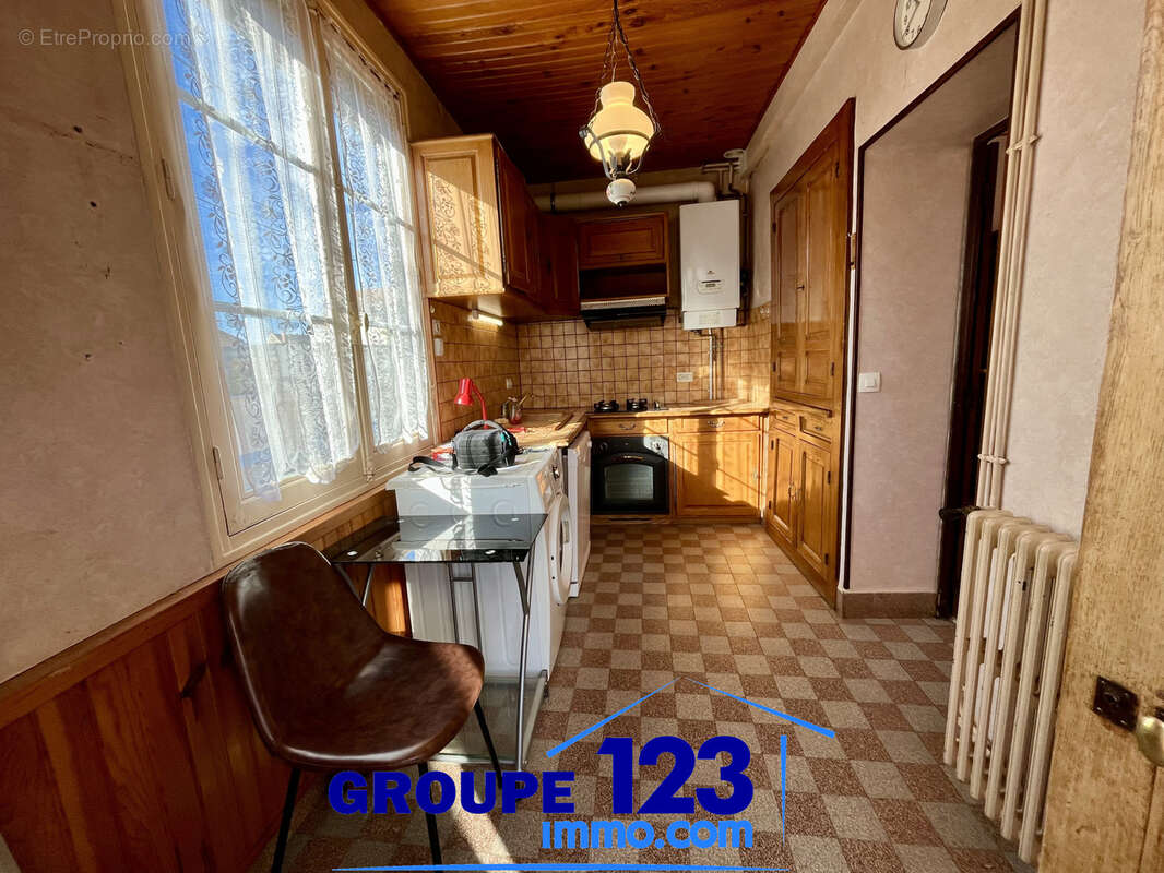 Auxerre - Maison de 81 m2 - T5 - photo 4