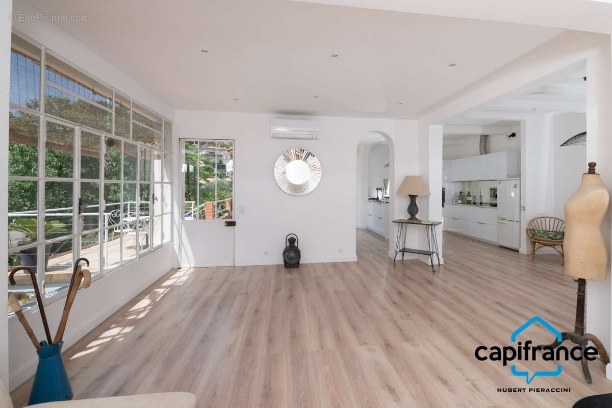 83 Ollioules La Courtine, Maison entierement rénovée avec goût, de 123 m2 (avec un studio) sur 386 m2 stationnement facile - photo 5