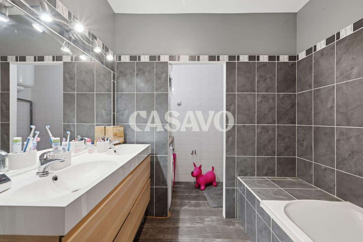 Vente Maison 8 pièces de 236m² - 13760 Saint-Cannat - photo 25