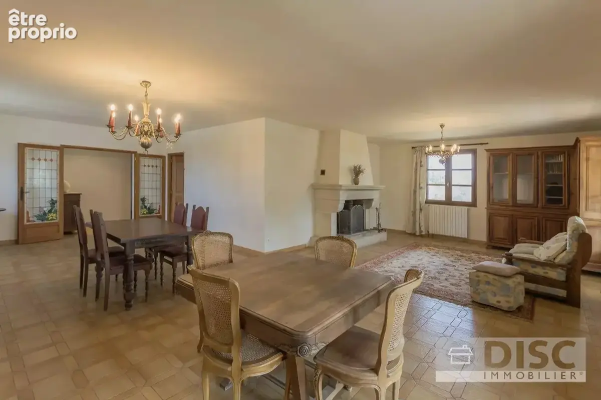 Vaste propriété de plus de 500 m² avec jardin clos et nombreuses possibilités. - photo 5