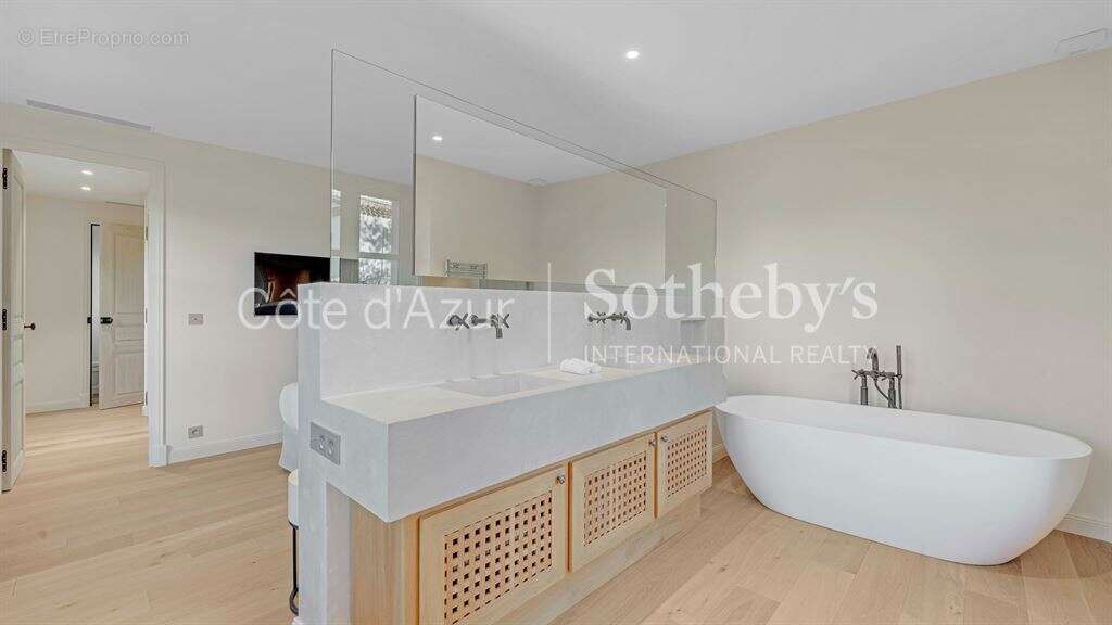 Saint-Tropez : Ensemble de deux villas avec piscines à vendre à proximité du centre - photo 19