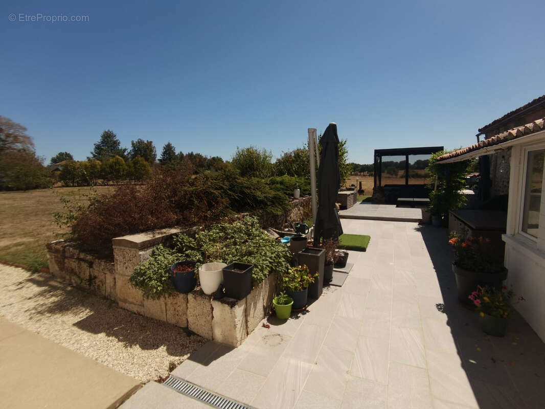 Maison familiale en pierres - 5000m2 de terrain - photo 2