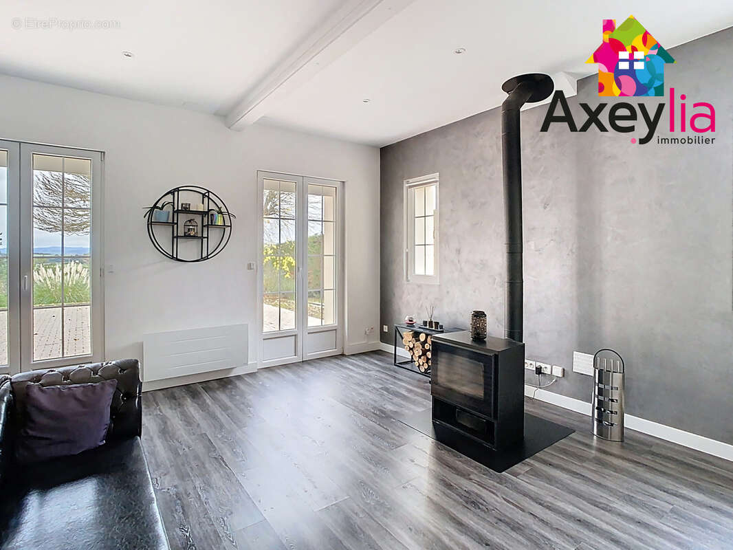 Maison à SAINT-CYR-DE-FAVIERES