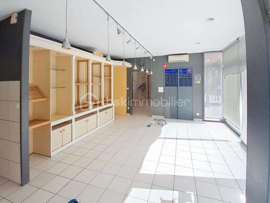 Commerce à PEZILLA-LA-RIVIERE