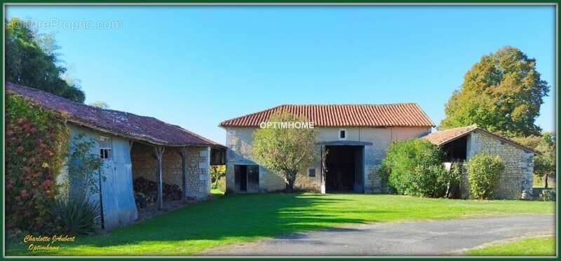 Maison à MONTMOREAU-SAINT-CYBARD