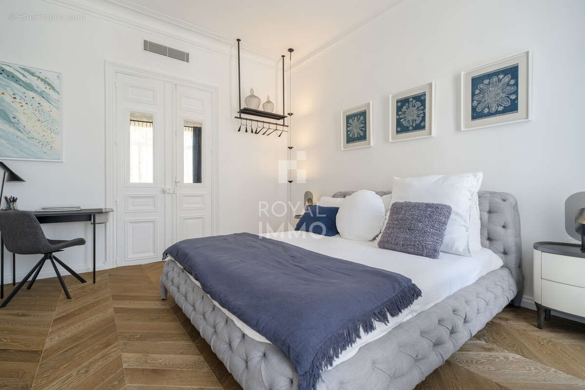 Élégant appartement haussmannien de prestige   120 m2   Hyères Centre Ville - photo 13