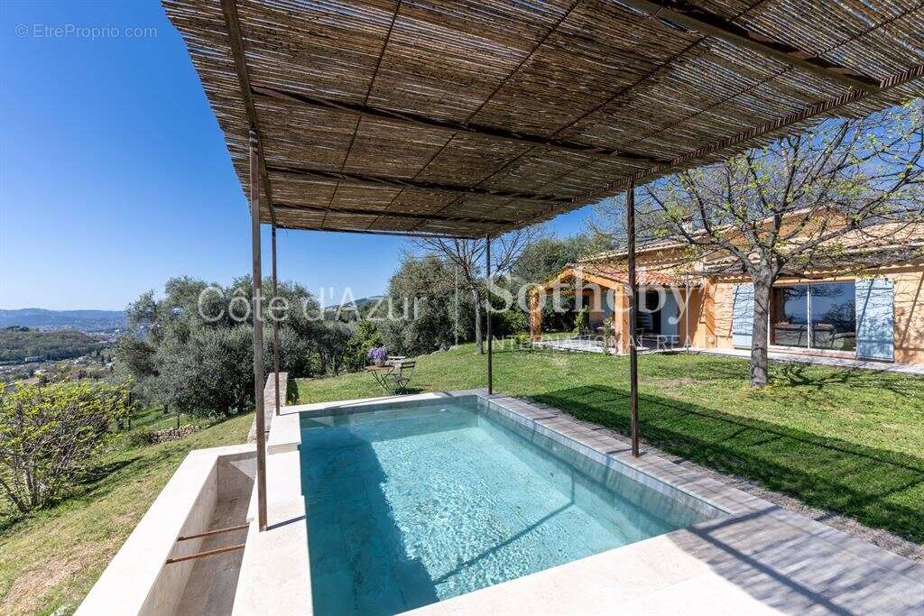 Maison à CHATEAUNEUF-GRASSE