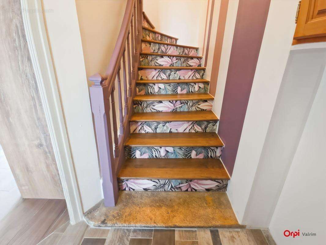  Maison de ville de 4 pièces – Fort potentiel, cour et dépendance  Idéalement située au cœur d'une commune dynamique, découvrez  - photo 5