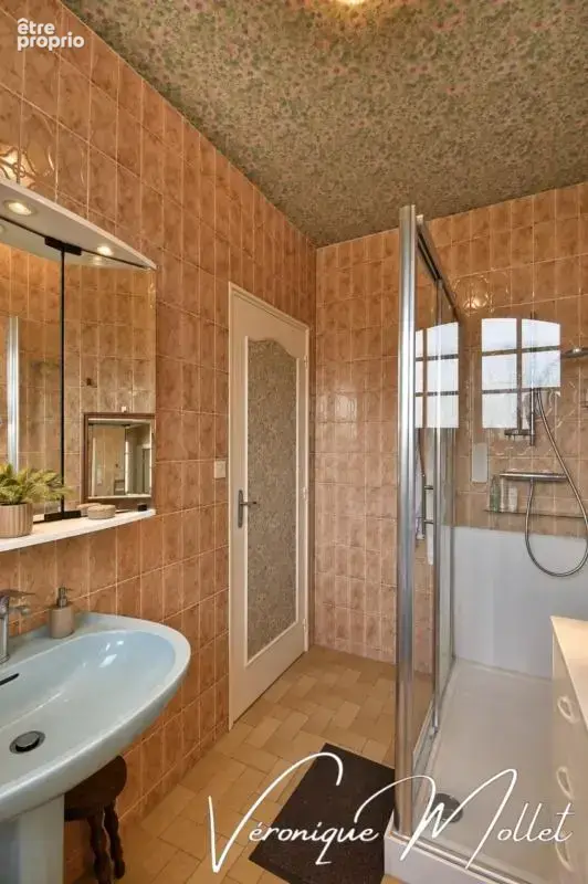 Villa traditionnelle sur plus de 6 000 m² – vaste dépendance aux multiples possibilités - photo 9