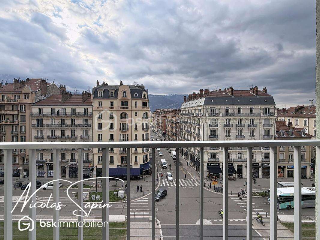 T3 sur Grenoble aux portes du centre-ville avec vue dégagée - photo 2