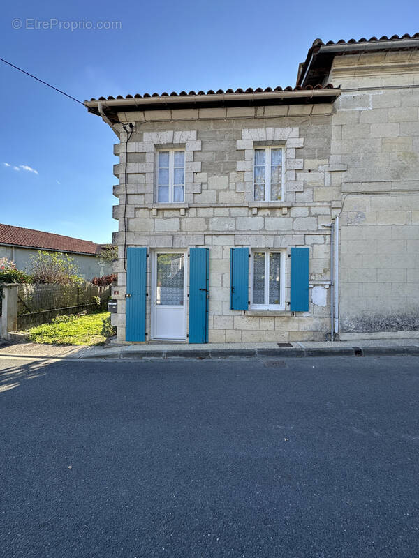 Maison à LA ROCHE-CHALAIS