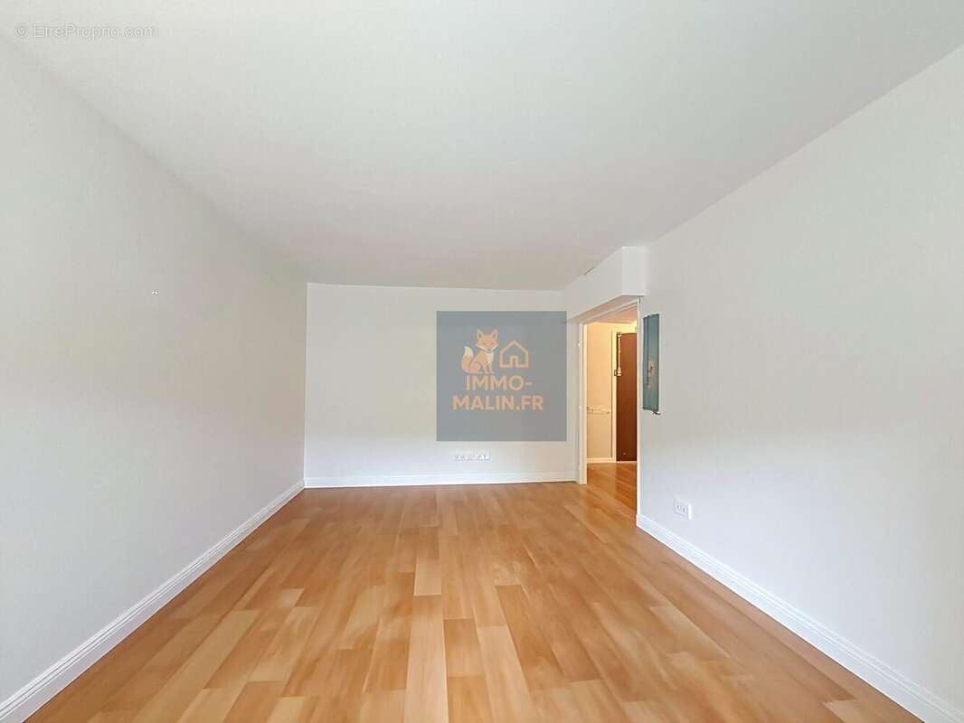 Salon IA vide - Appartement à PARIS-11E
