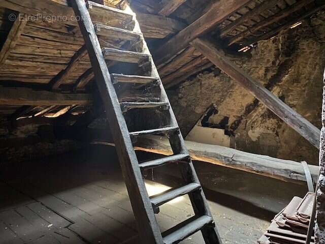 Appartement à COURS-LA-VILLE