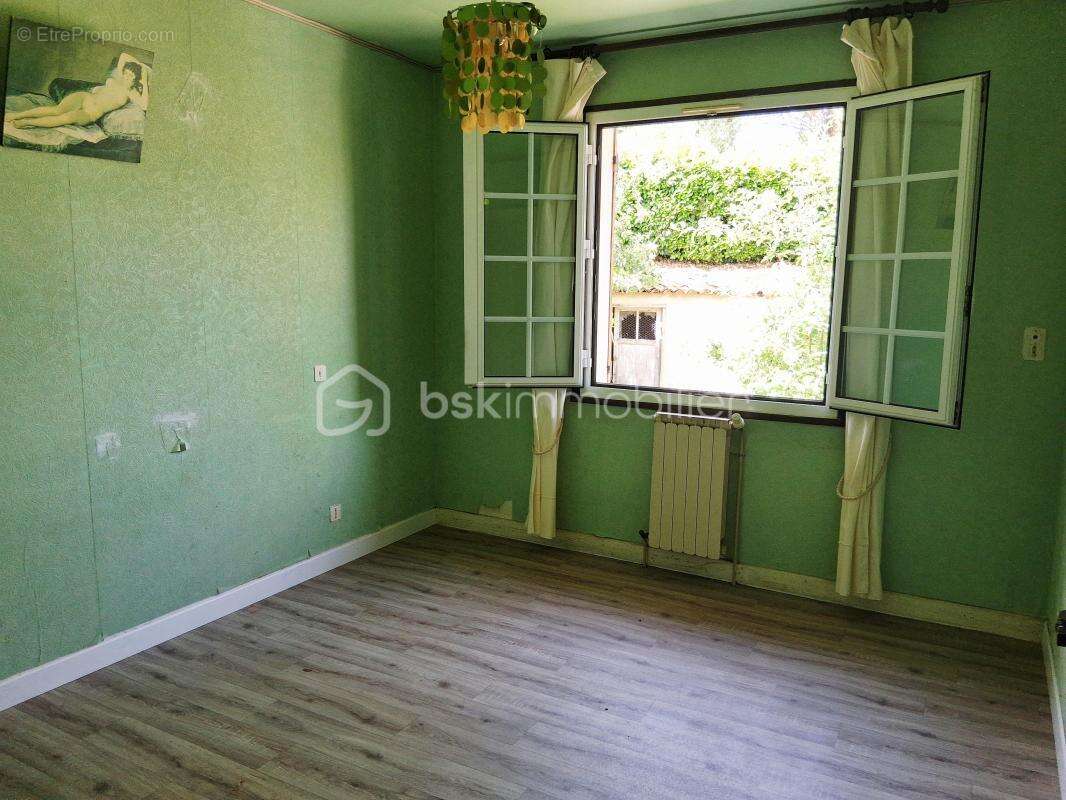A SAISIR Maison familiale de 150 m² avec grand terrain, véranda, garage et dépendances – Environnement calme - photo 11