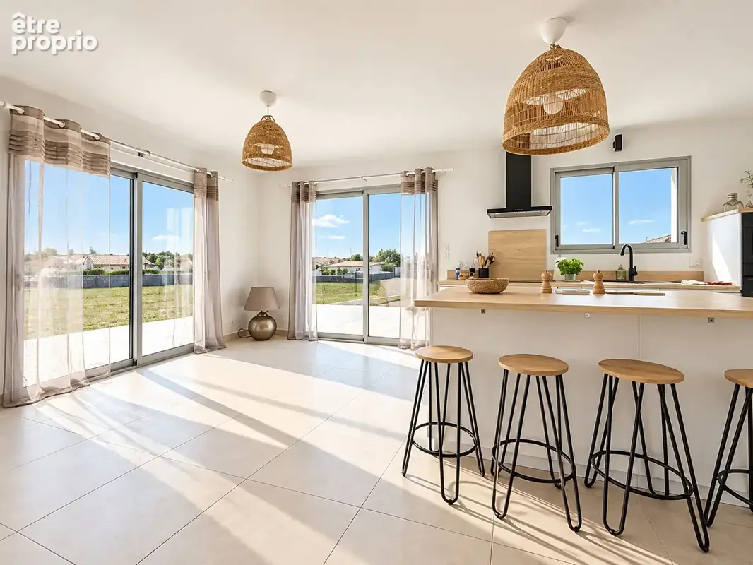 QUARTIER RÉSIDENTIEL - Maison récente de plain-pied de 92 m² avec terrasse & garage - photo 2