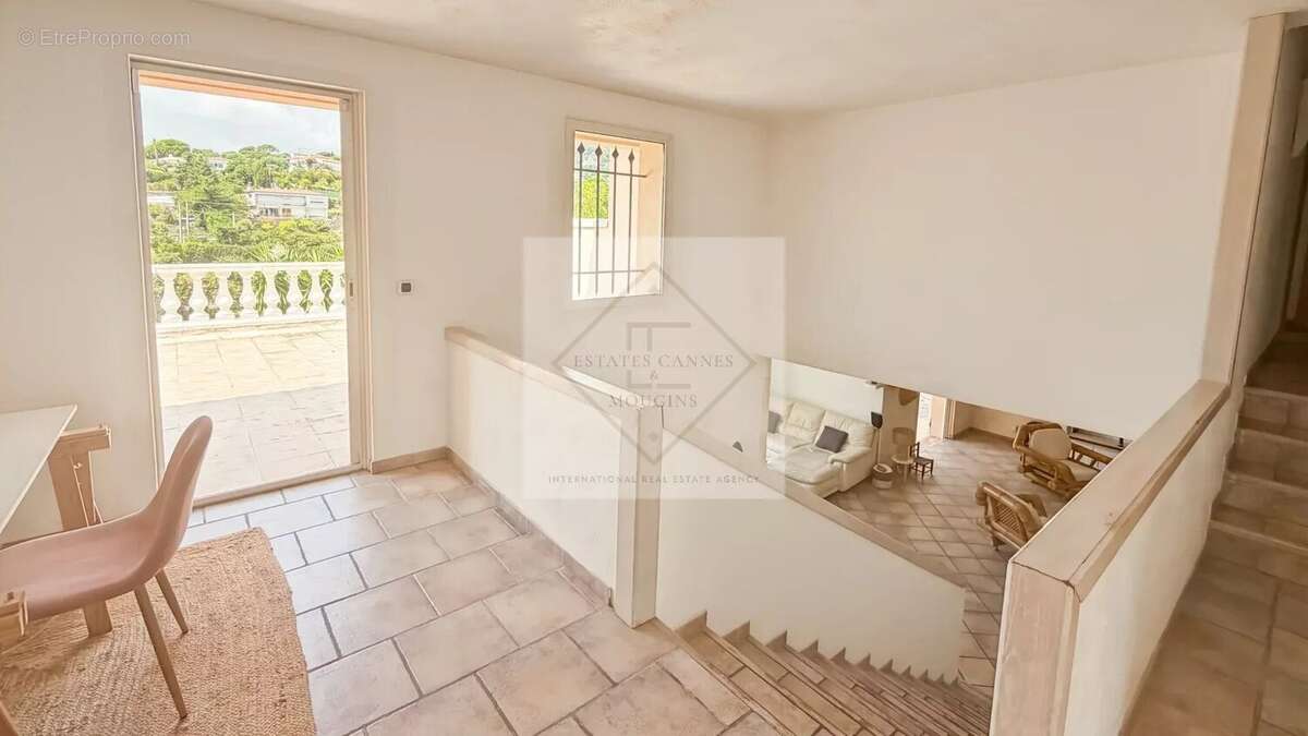 À vendre – villa de charme vue mer à antibes, calme absolu - photo 8