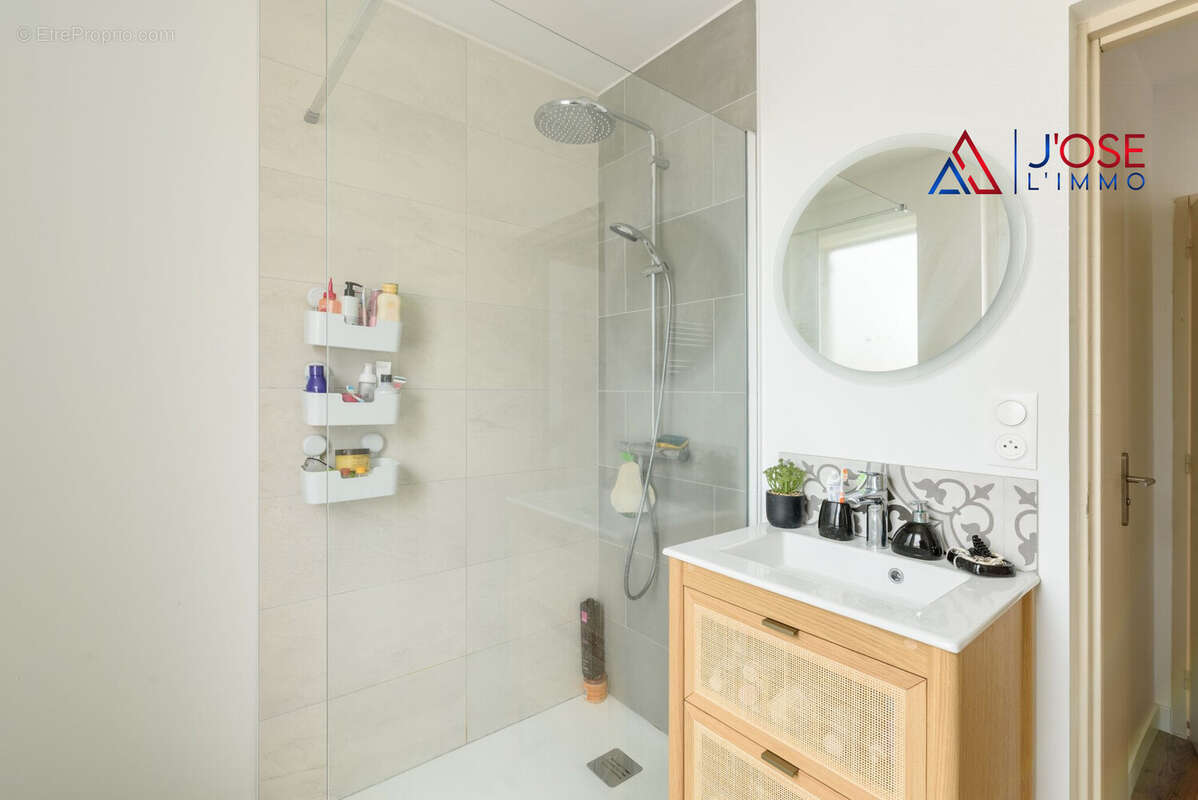Salle d'eau rénovée - Appartement à SAINT-DENIS-DE-PILE