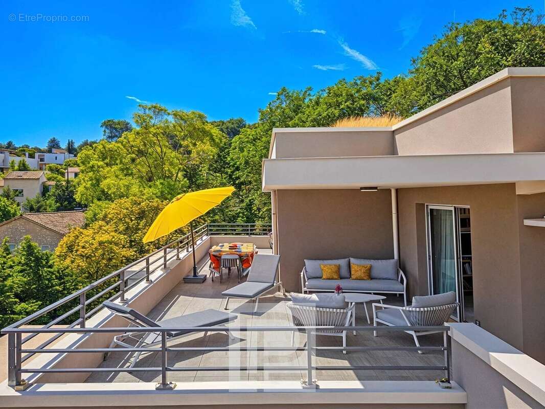 Appartement villa/toit - Au sein d'une résidence neuve au coeur de Mougins - Vue village de Mougins et collines avoisinantes - photo 2