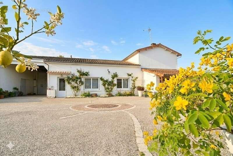 Maison à SAINT-YRIEIX-SUR-CHARENTE