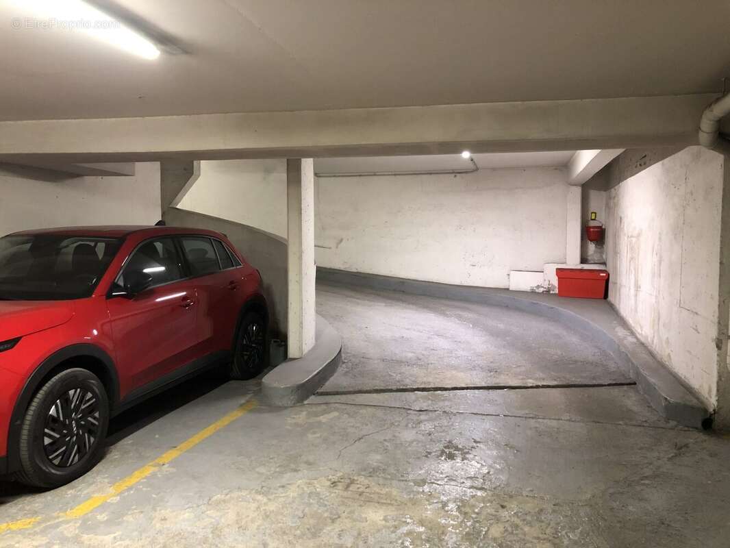 Parking à PARIS-12E