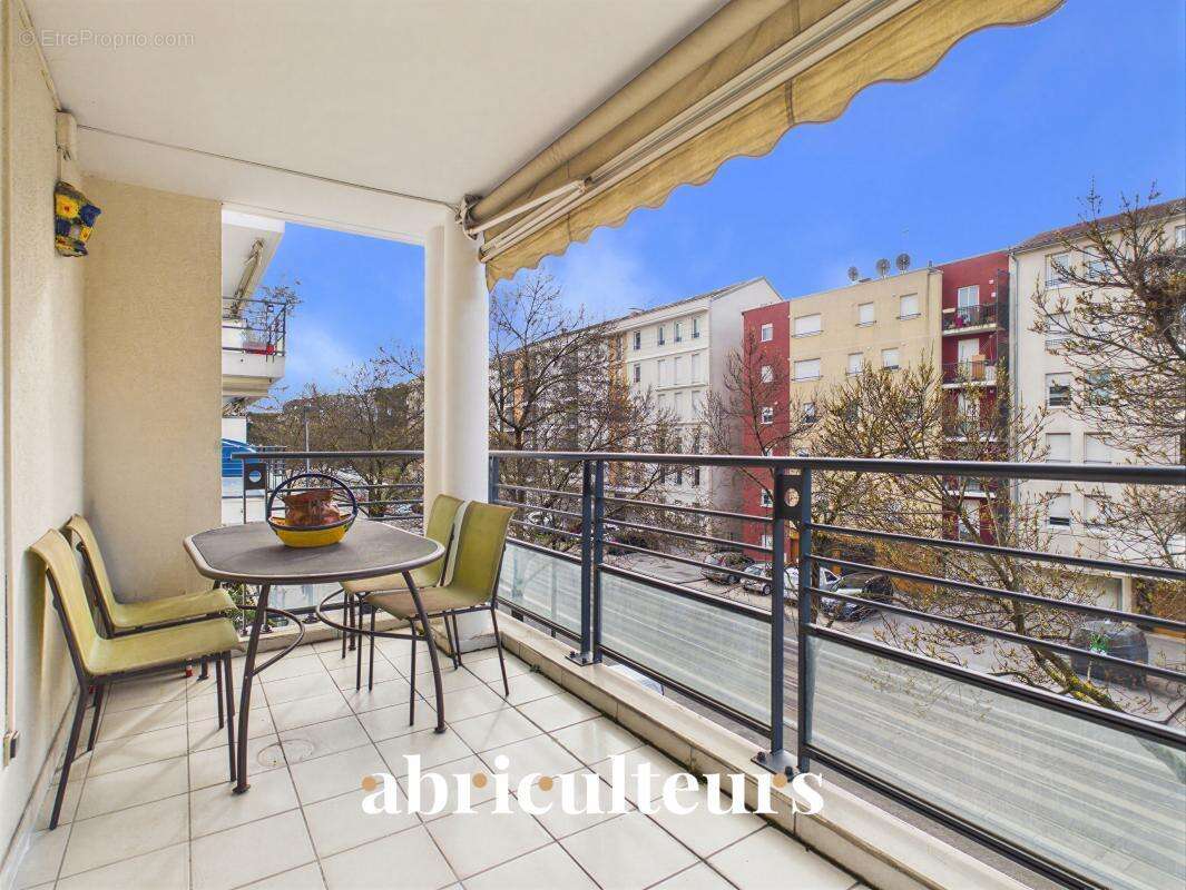 Grand 2 pièces avec terrasse et garage en vente à Bron (69500) - photo 7