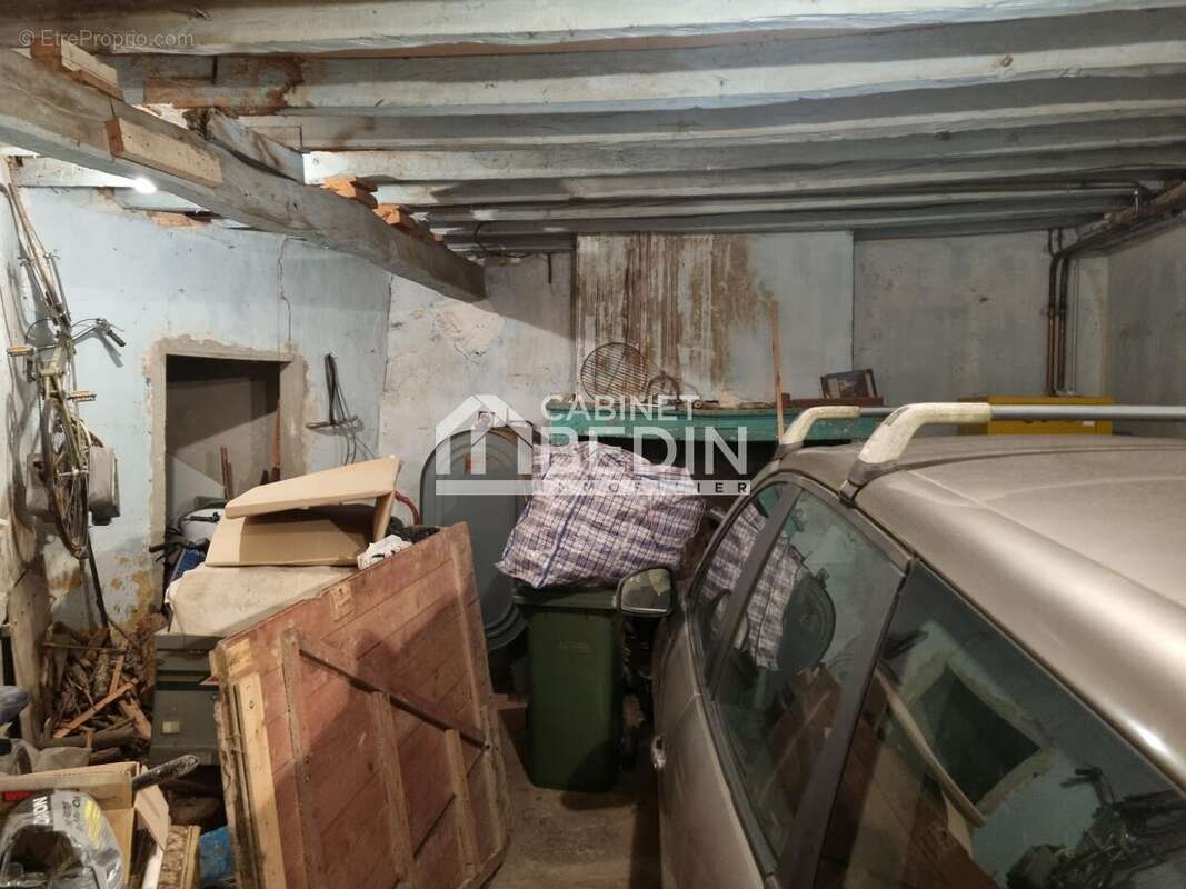 Parking à PUJOLS-SUR-CIRON