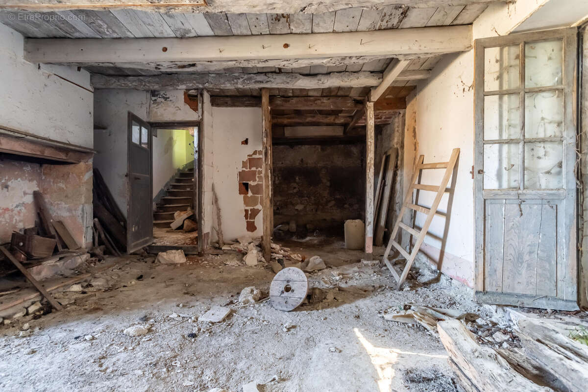Maison en pierre à renover avec 3 granges - photo 8