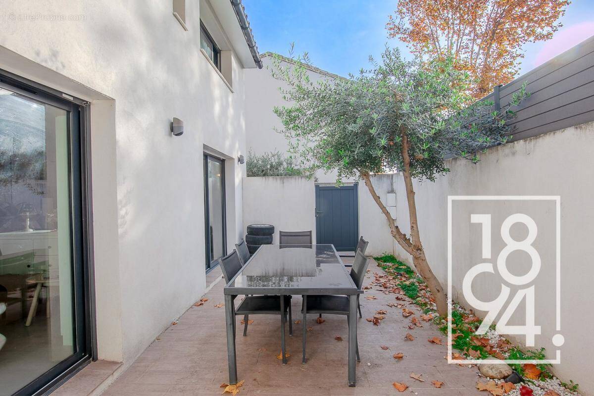 Maison à LE PUY-SAINTE-REPARADE